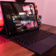 En serio, la funda con teclado ocupa demasiado espacio. Foto: Alex Cranz (Gizmodo)